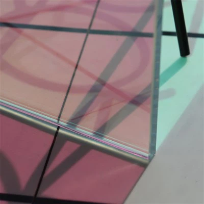 Dichroic laminoitu lasi